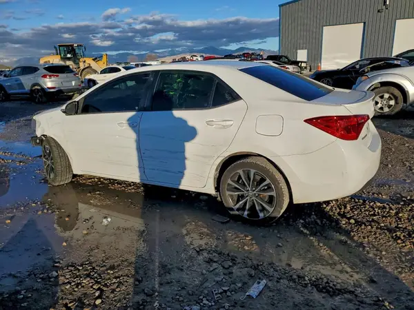 5YFBURHE1HP677190 2017 TOYOTA COROLLA - Image 2