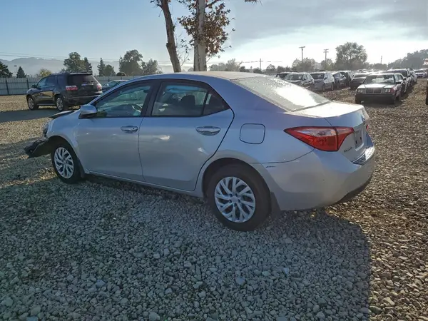 5YFBURHE1HP678422 2017 TOYOTA COROLLA - Image 2