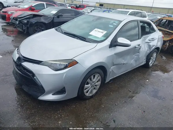 5YFBURHE1HP678694 2017 TOYOTA COROLLA - Image 2