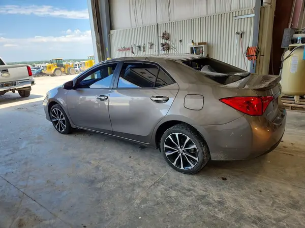 5YFBURHE1HP681207 2017 TOYOTA COROLLA - Image 2