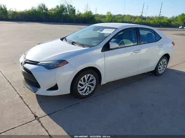 5YFBURHE1HP685435 2017 TOYOTA COROLLA - Image 2