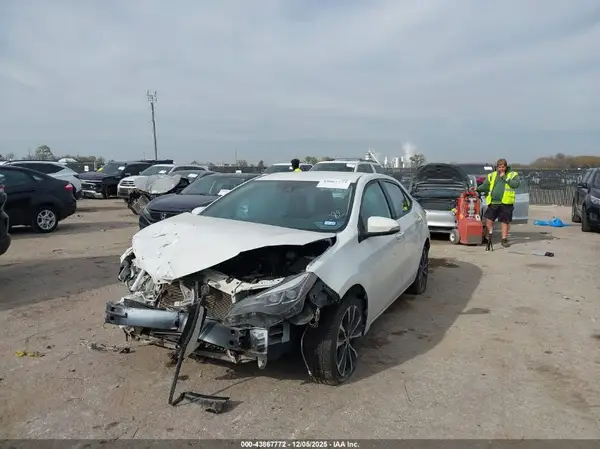 5YFBURHE1HP688139 2017 TOYOTA COROLLA - Image 2