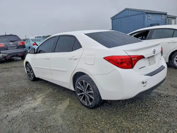 5YFBURHE1HP694880 2017 TOYOTA COROLLA - Image 2