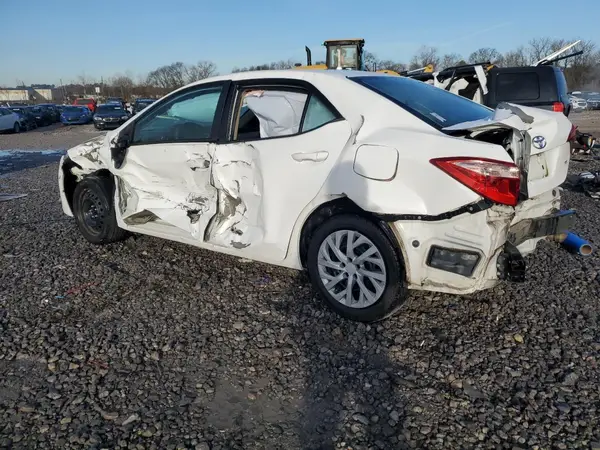 5YFBURHE1HP702654 2017 TOYOTA COROLLA - Image 2