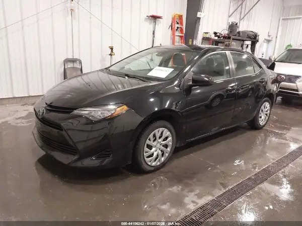 5YFBURHE1HP715968 2017 TOYOTA COROLLA - Image 2