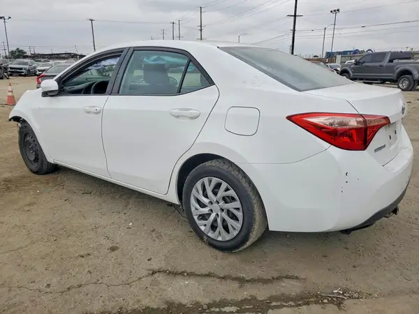 5YFBURHE1HP723956 2017 TOYOTA COROLLA - Image 2