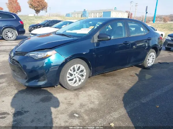 5YFBURHE1HP727666 2017 TOYOTA COROLLA - Image 2