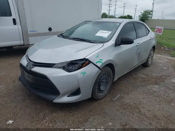 5YFBURHE1HP733273 2017 TOYOTA COROLLA - Image 2