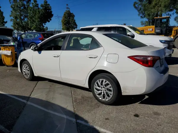 5YFBURHE1HP735704 2017 TOYOTA COROLLA - Image 2