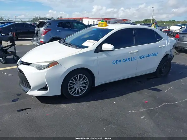 5YFBURHE1HP735914 2017 TOYOTA COROLLA - Image 2