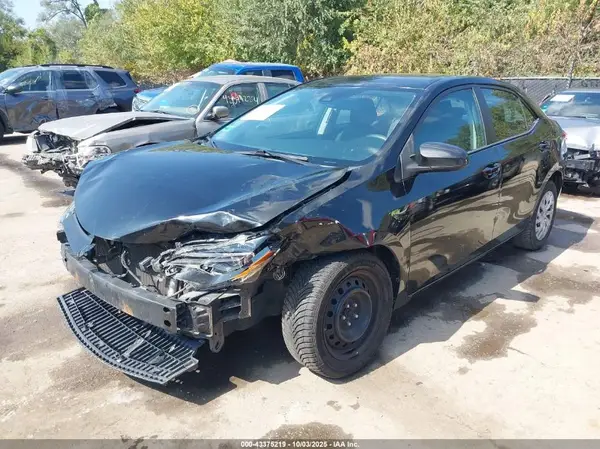 5YFBURHE1JP738818 2018 TOYOTA COROLLA - Image 2