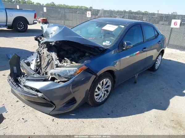 5YFBURHE1JP739547 2018 TOYOTA COROLLA - Image 2