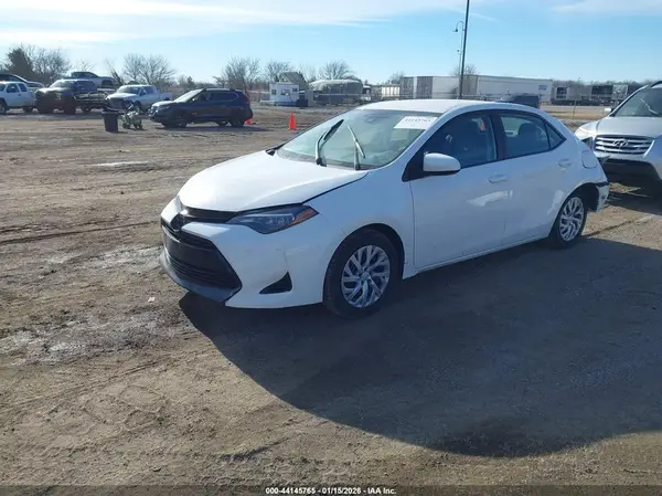 5YFBURHE1JP740424 2018 TOYOTA COROLLA - Image 2