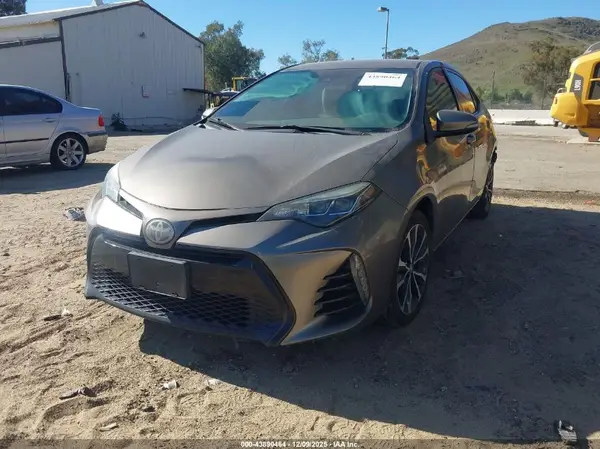 5YFBURHE1JP741587 2018 TOYOTA COROLLA - Image 2