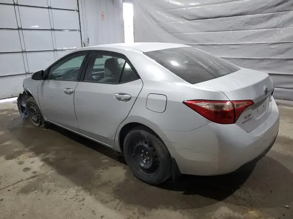 5YFBURHE1JP744621 2018 TOYOTA COROLLA - Image 2