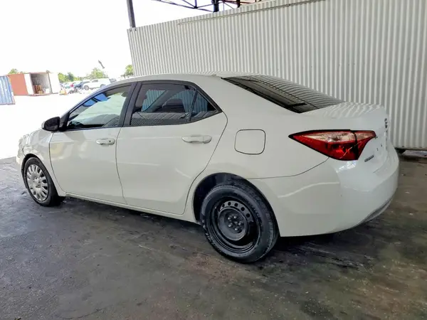 5YFBURHE1JP749088 2018 TOYOTA COROLLA - Image 2