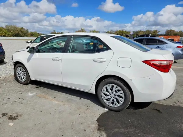 5YFBURHE1JP750161 2018 TOYOTA COROLLA - Image 2