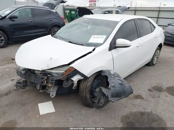 5YFBURHE1JP752444 2018 TOYOTA COROLLA - Image 2