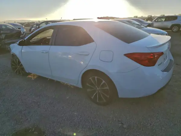 5YFBURHE1JP756882 2018 TOYOTA COROLLA - Image 2