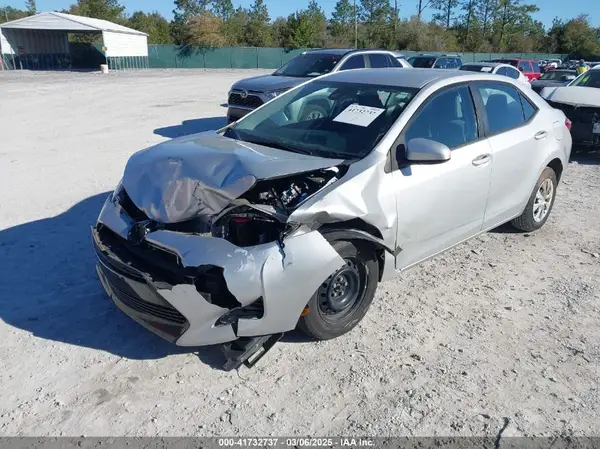 5YFBURHE1JP758941 2018 TOYOTA COROLLA - Image 2