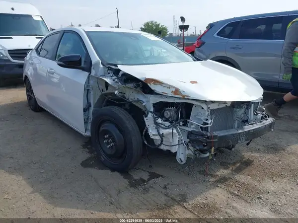 5YFBURHE1JP760205 2018 TOYOTA COROLLA - Image 1