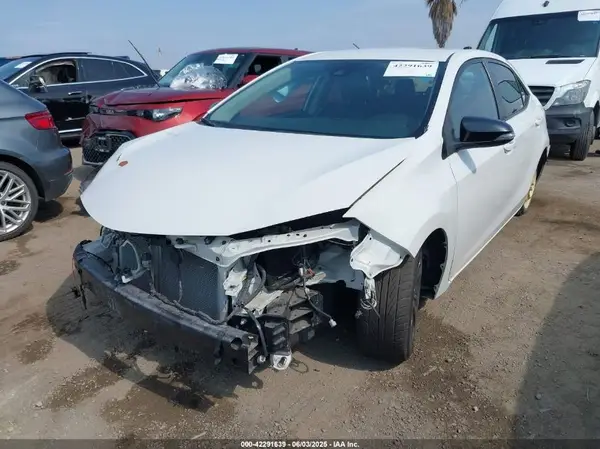 5YFBURHE1JP760205 2018 TOYOTA COROLLA - Image 2
