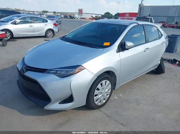 5YFBURHE1JP764738 2018 TOYOTA COROLLA - Image 2