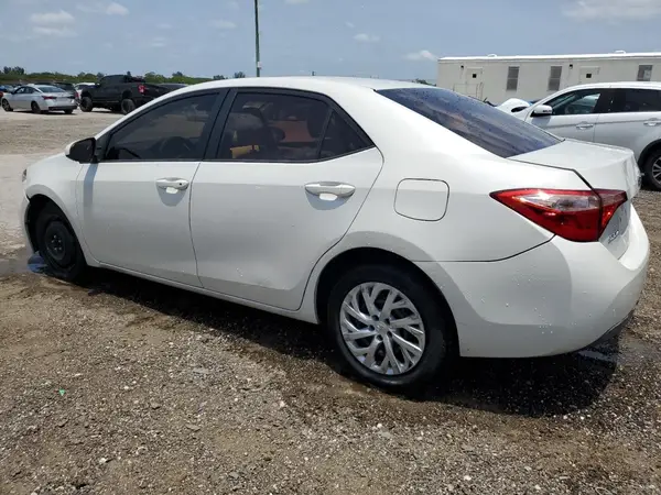 5YFBURHE1JP768790 2018 TOYOTA COROLLA - Image 2