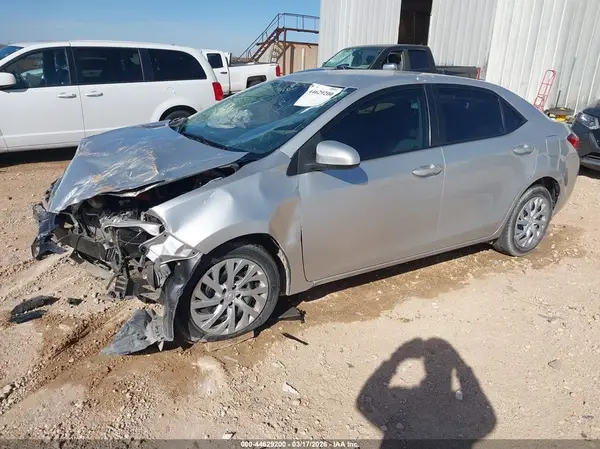 5YFBURHE1JP771320 2018 TOYOTA COROLLA - Image 2