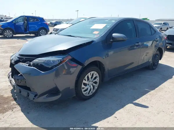 5YFBURHE1JP771382 2018 TOYOTA COROLLA - Image 2