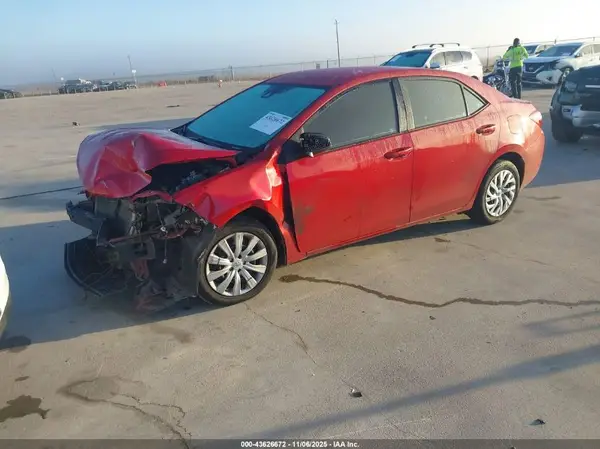 5YFBURHE1JP771480 2018 TOYOTA COROLLA - Image 2