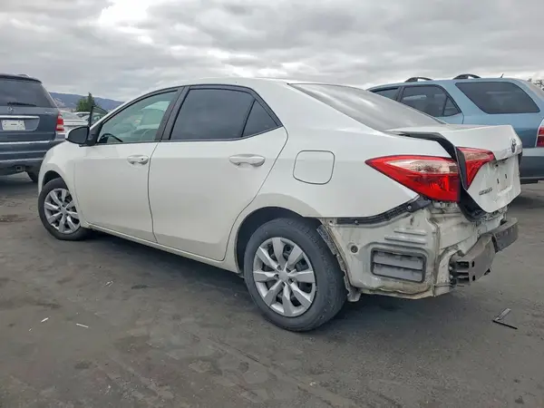 5YFBURHE1JP771947 2018 TOYOTA COROLLA - Image 2