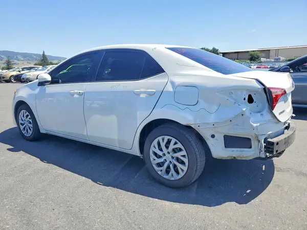 5YFBURHE1JP772774 2018 TOYOTA COROLLA - Image 2