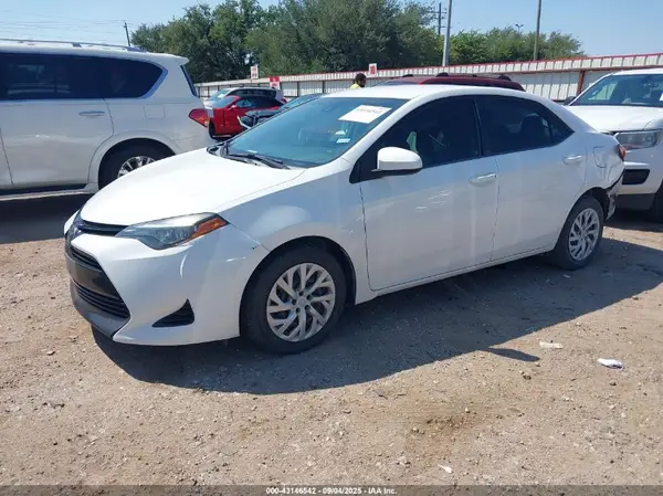 5YFBURHE1JP773407 2018 TOYOTA COROLLA - Image 2