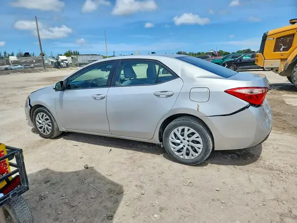 5YFBURHE1JP774024 2018 TOYOTA COROLLA - Image 2