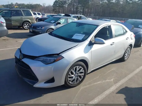 5YFBURHE1JP776243 2018 TOYOTA COROLLA - Image 2