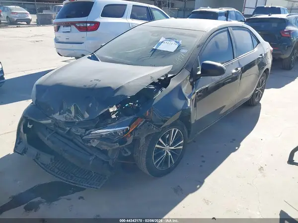 5YFBURHE1JP776971 2018 TOYOTA COROLLA - Image 2