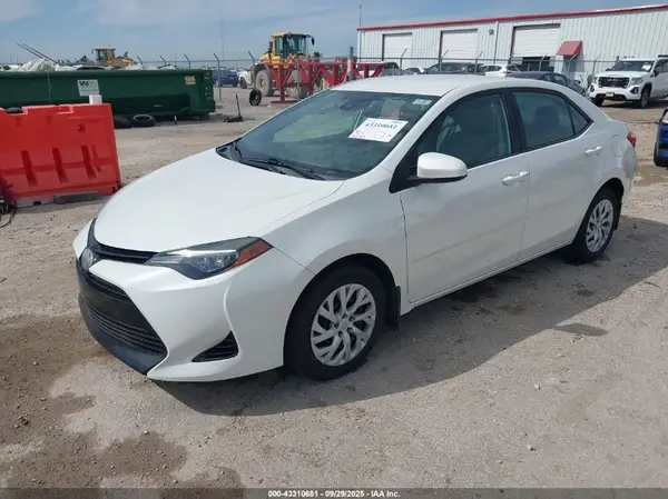 5YFBURHE1JP777487 2018 TOYOTA COROLLA - Image 2
