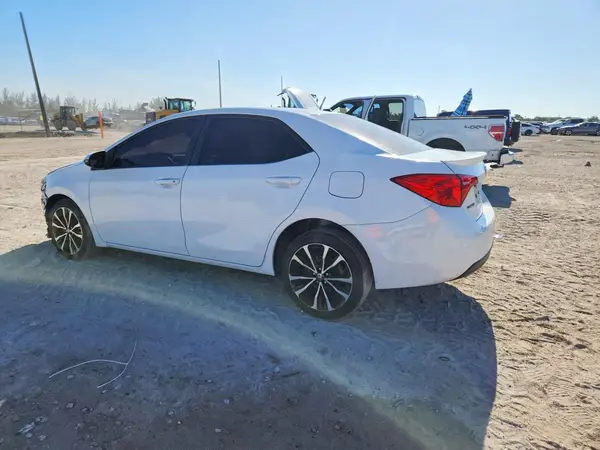 5YFBURHE1JP778008 2018 TOYOTA COROLLA - Image 2