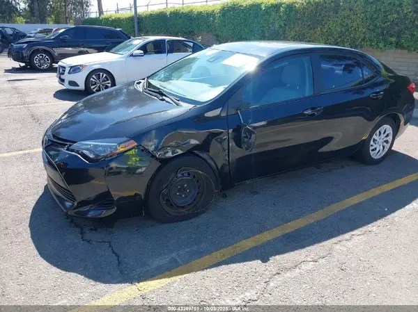 5YFBURHE1JP780955 2018 TOYOTA COROLLA - Image 2