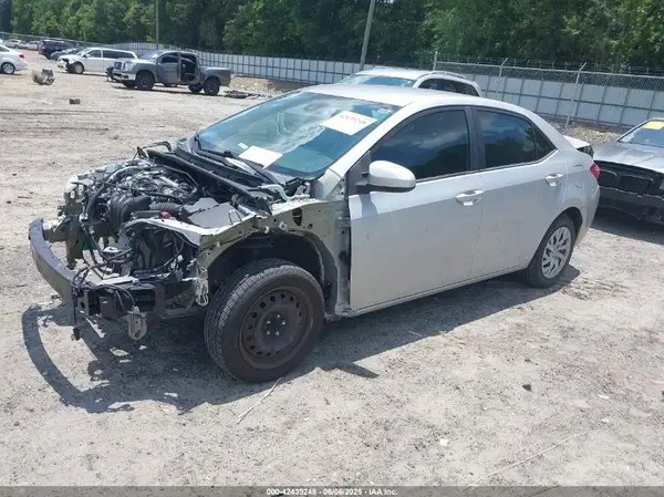 5YFBURHE1JP781670 2018 TOYOTA COROLLA - Image 2