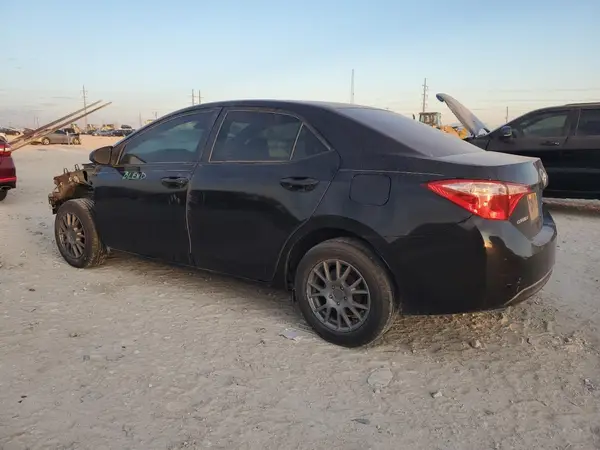 5YFBURHE1JP785881 2018 TOYOTA COROLLA - Image 2