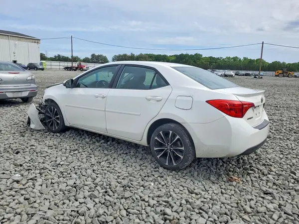 5YFBURHE1JP785962 2018 TOYOTA COROLLA - Image 2
