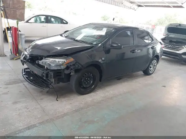 5YFBURHE1JP787243 2018 TOYOTA COROLLA - Image 2