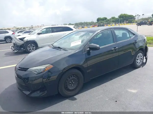 5YFBURHE1JP793513 2018 TOYOTA COROLLA - Image 2