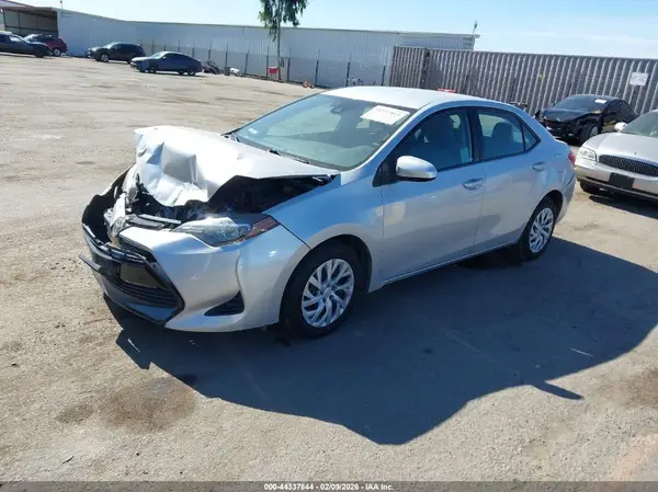 5YFBURHE1JP794662 2018 TOYOTA COROLLA - Image 2