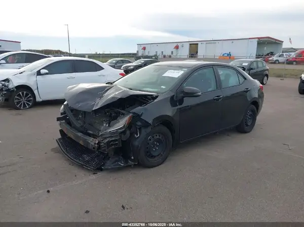 5YFBURHE1JP795472 2018 TOYOTA COROLLA - Image 2