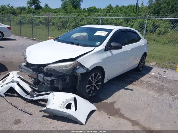 5YFBURHE1JP796976 2018 TOYOTA COROLLA - Image 2