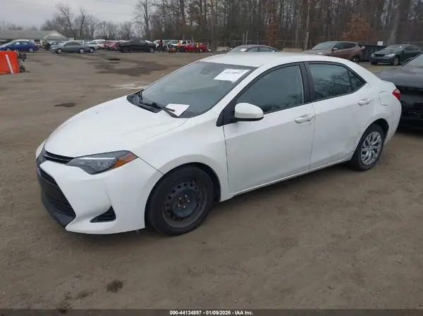 5YFBURHE1JP797710 2018 TOYOTA COROLLA - Image 2