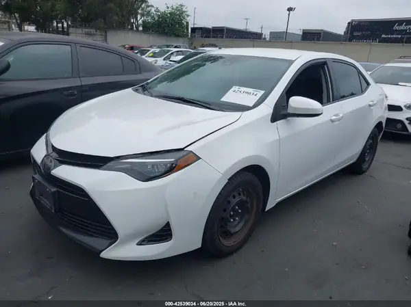 5YFBURHE1JP797903 2018 TOYOTA COROLLA - Image 2